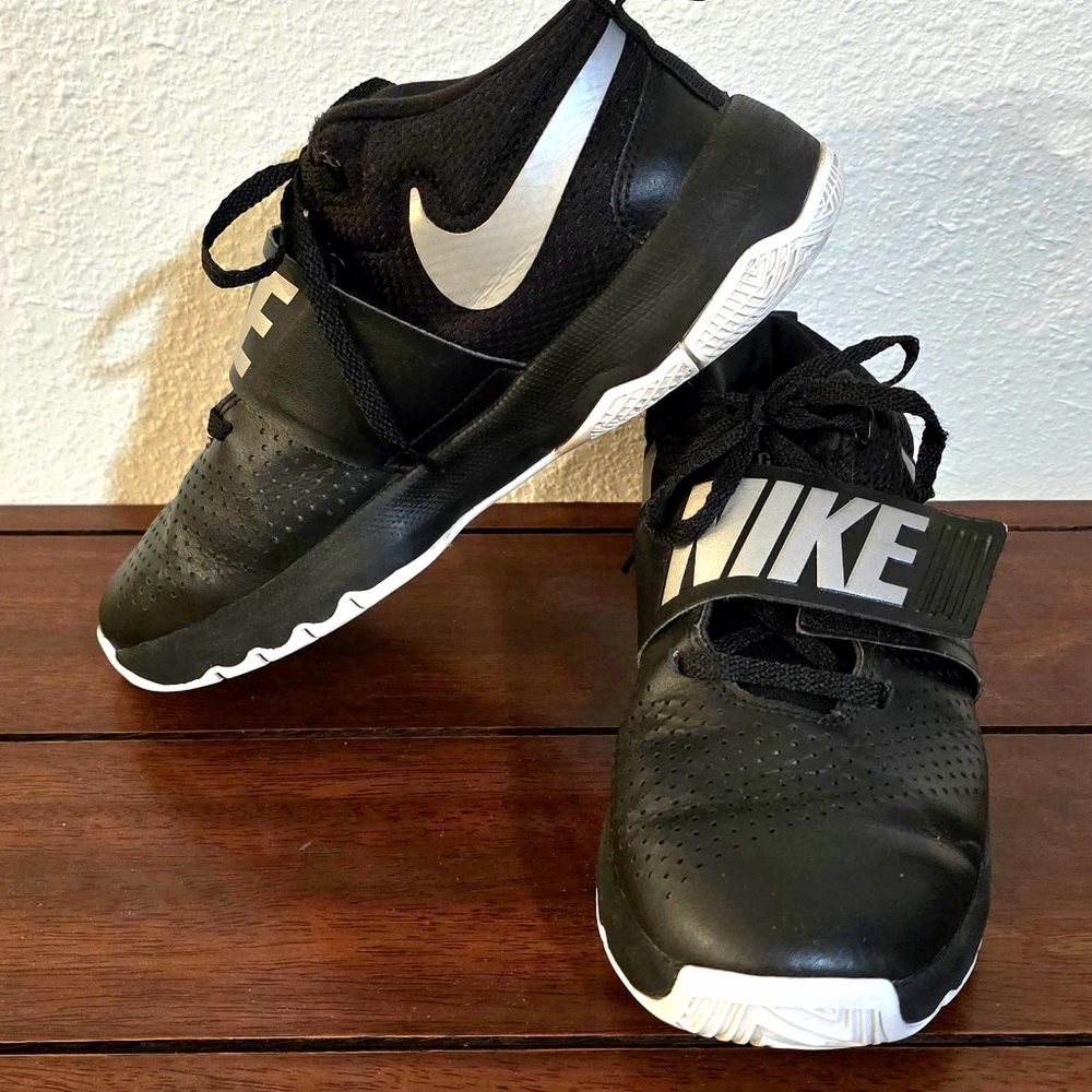 Boys Nike Team Hustle size 5.5 basketball shoe